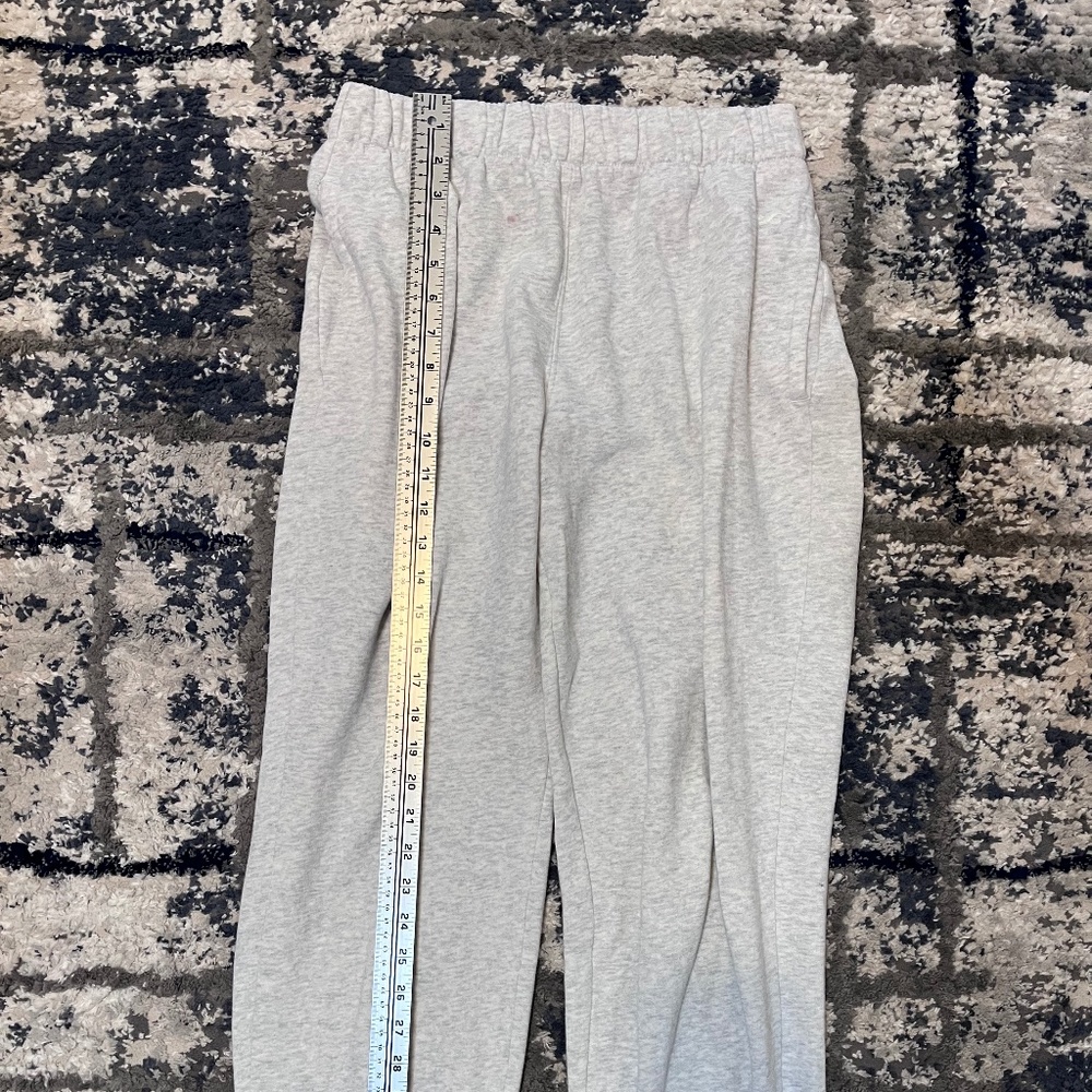 Hollister light grey sweatpants, elastic waist and elastic ankles, two pockets